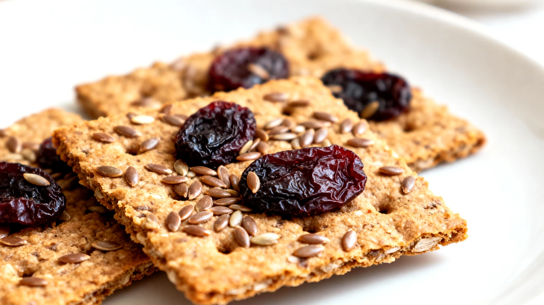 Crackers di segale con semi di lino e prugne secche"