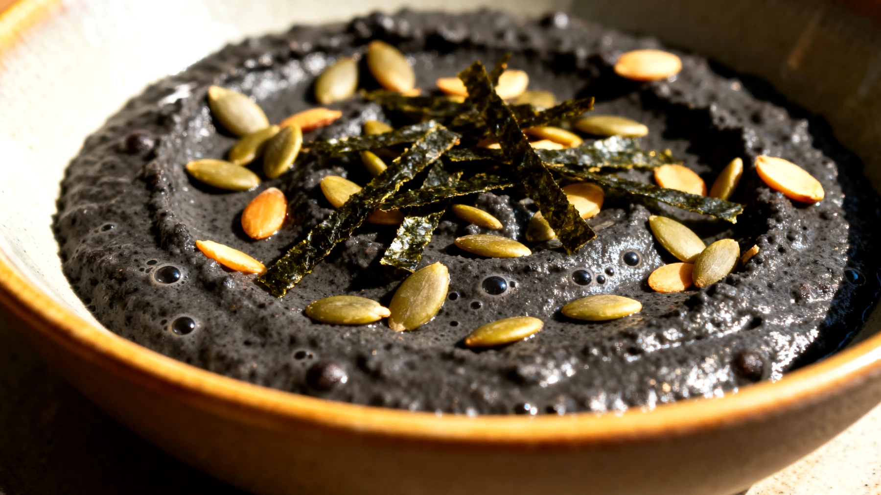 Hummus di ceci neri con semi di zucca e alghe nori"