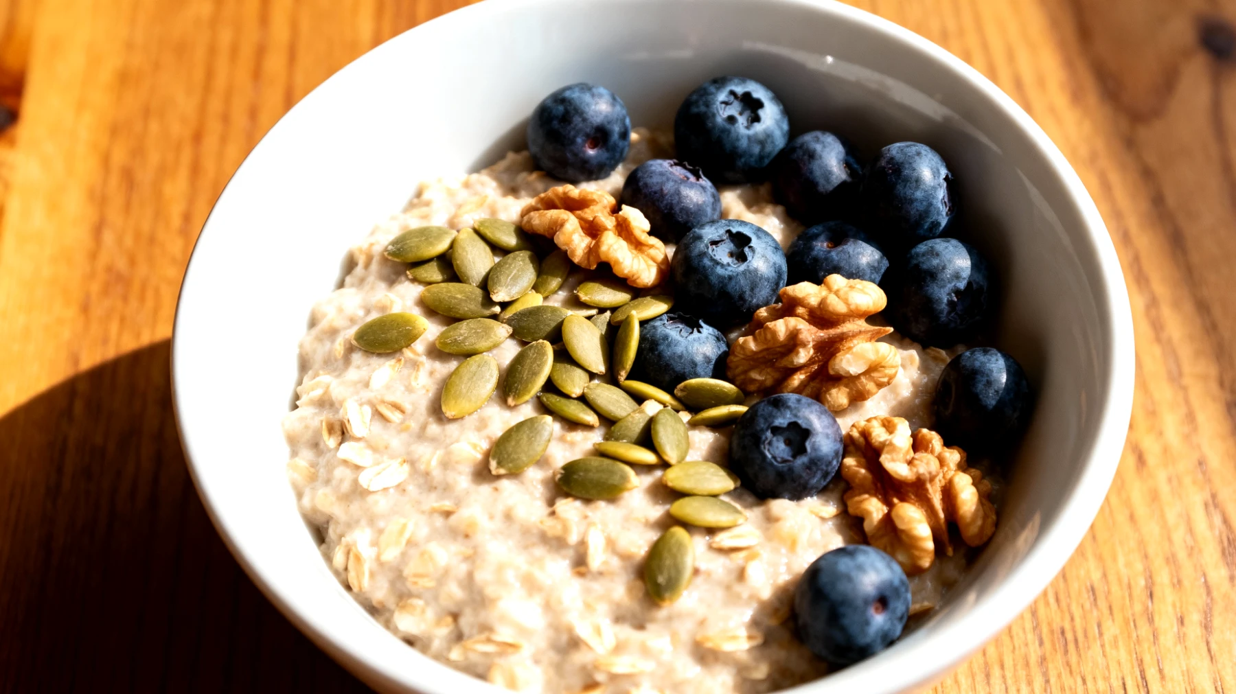Porridge di avena con semi di zucca, noci e mirtilli"