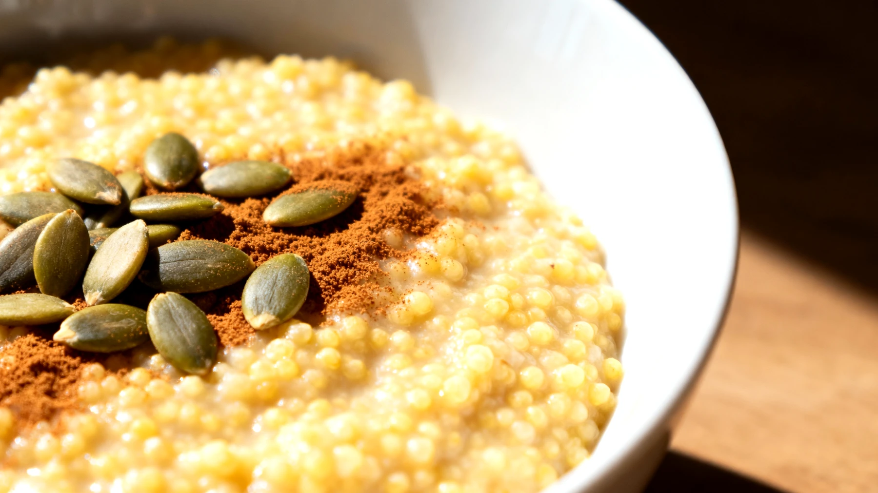 Porridge di miglio con semi di zucca e cannella"