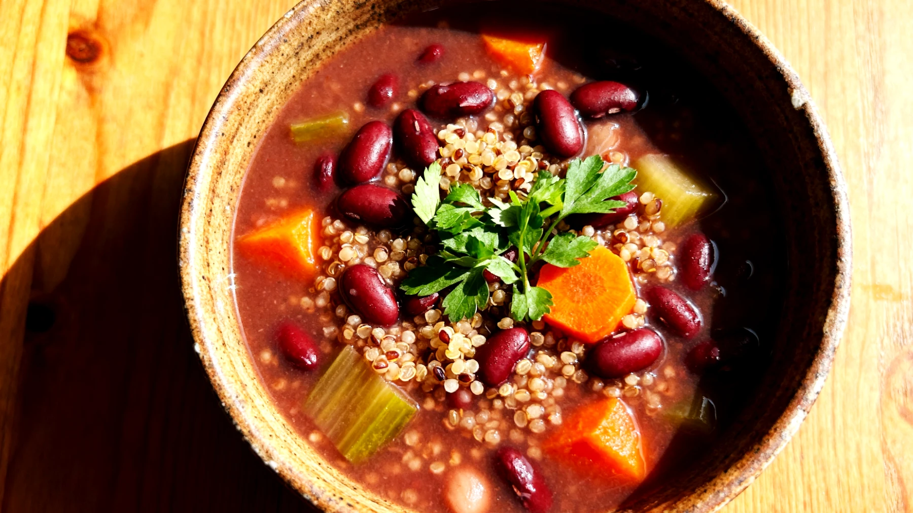 Zuppa di azuki con quinoa e verdure di stagione"